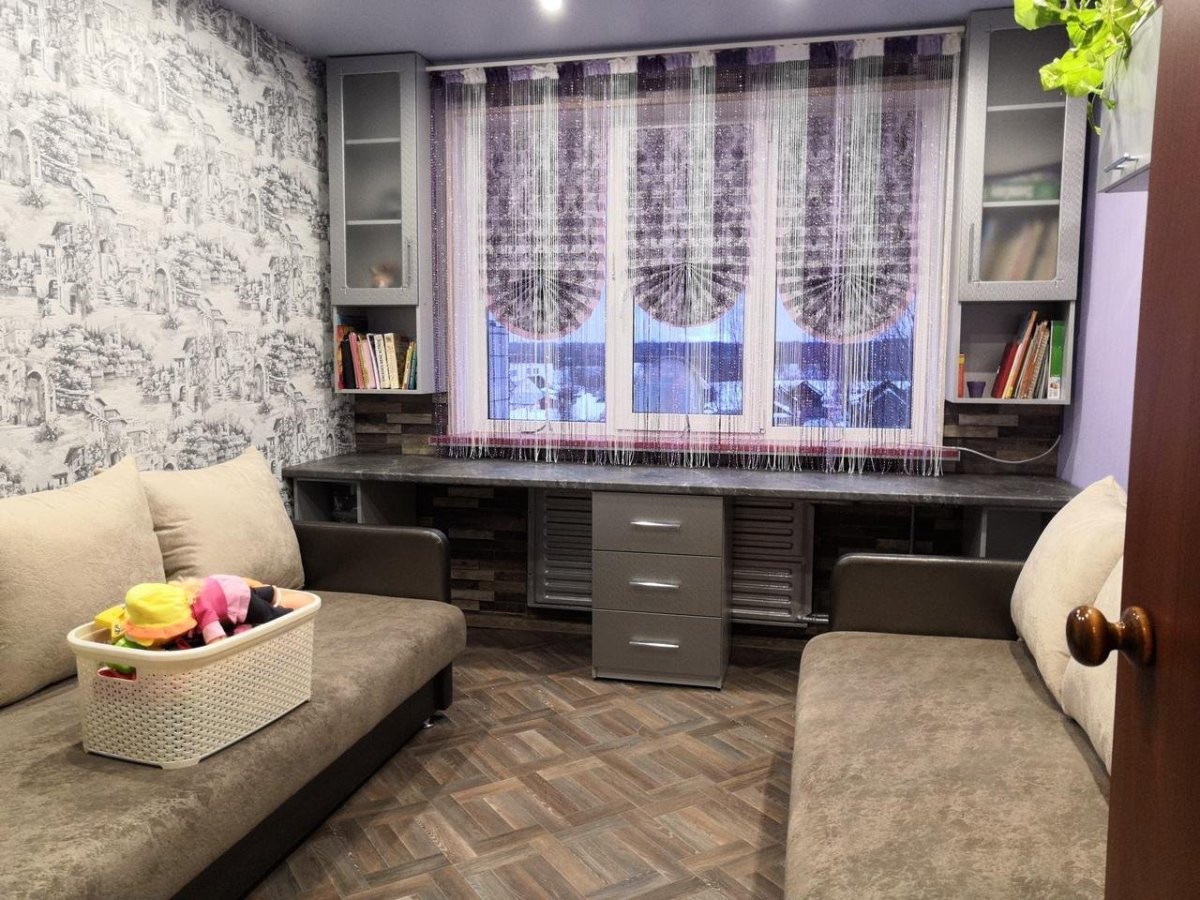 Письменный стол около окна