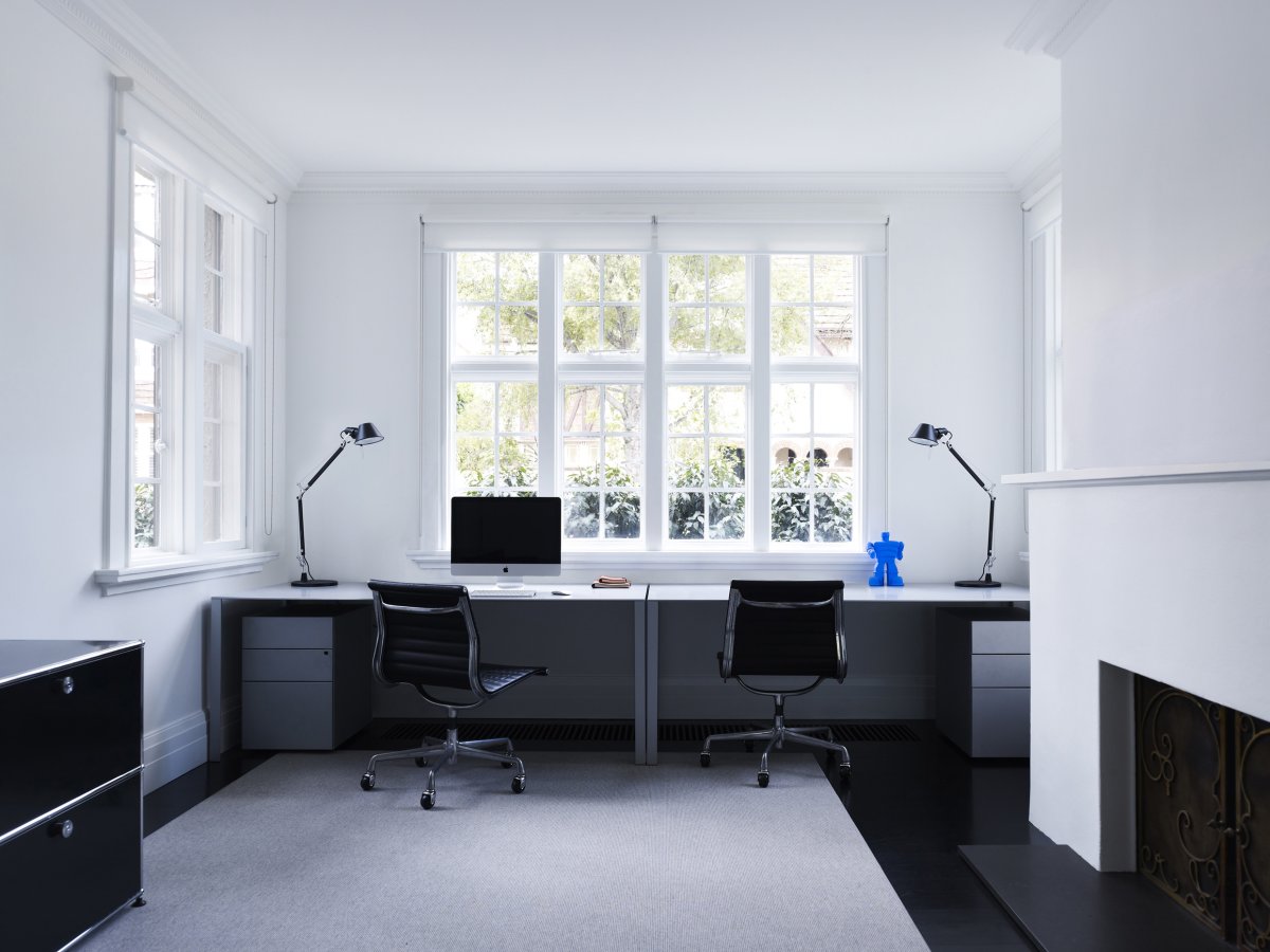 Письменный стол вдоль окна