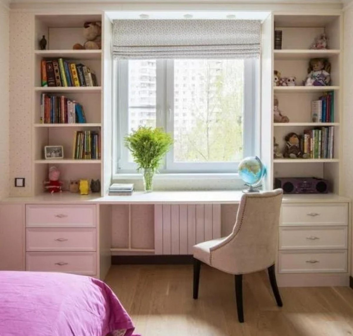 Стол у окна для школьника