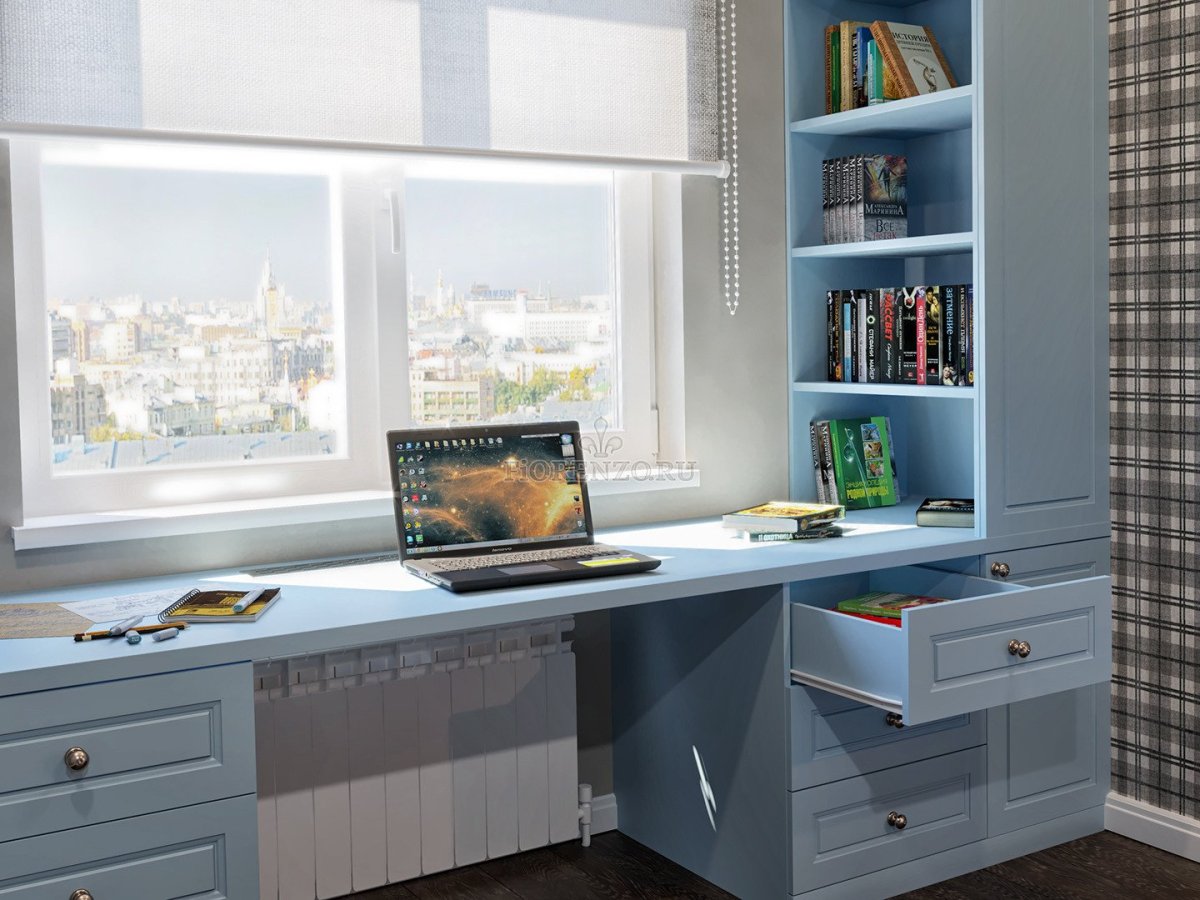 Встроенные письменные столы у окна