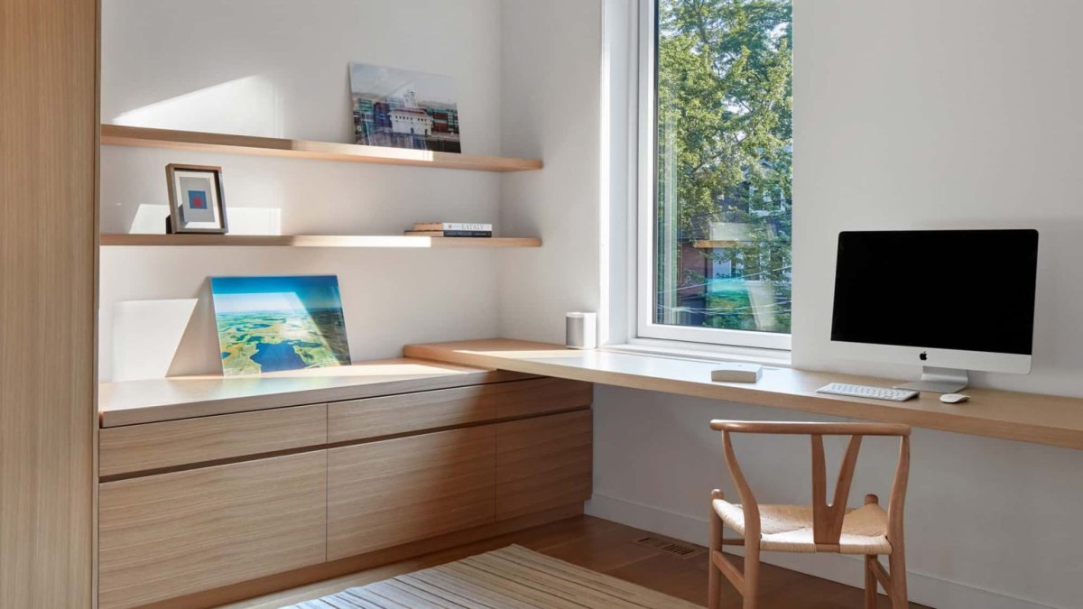 Рабочее место у окна в спальне