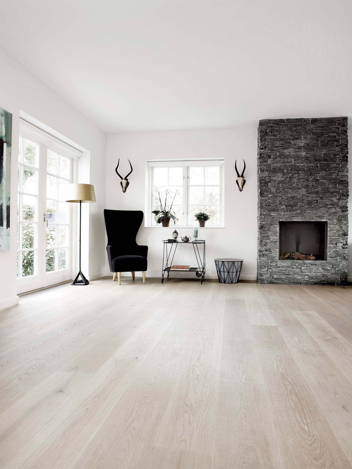 Светло-серый ламинат в интерьере