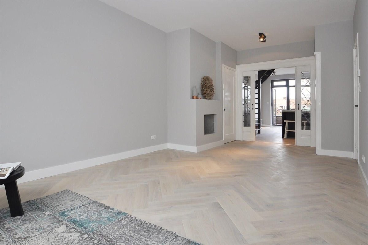 Светлая стена и пол