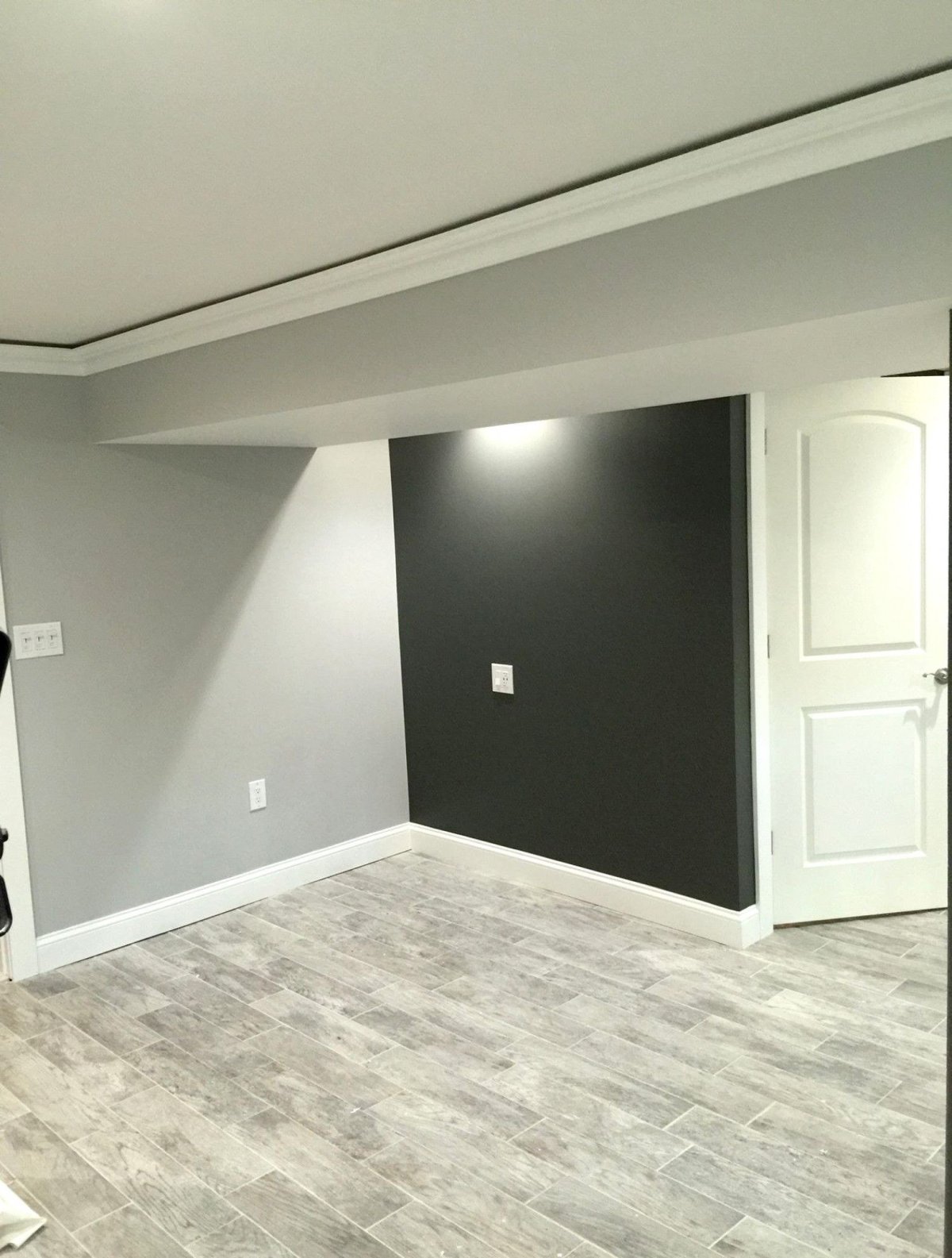 Черный плинтус в интерьере напольный