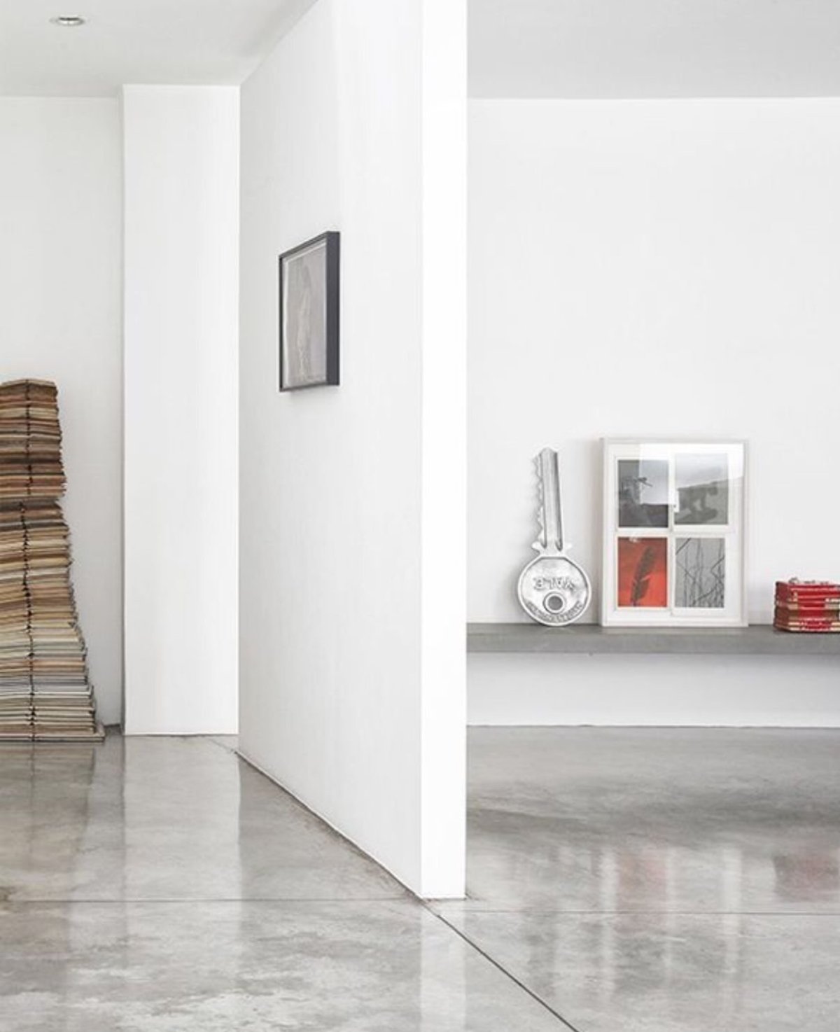 Белый пол белые стены