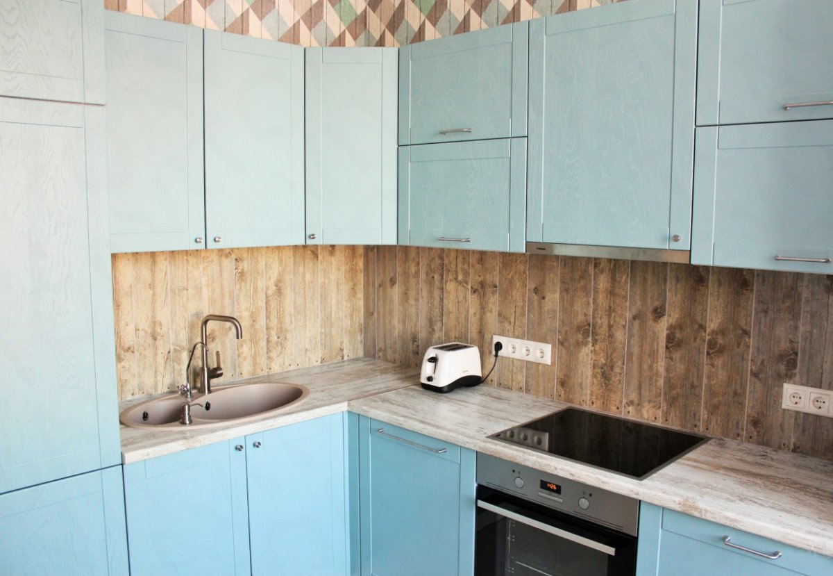 Стеновые панели ПВХ под дерево на кухне