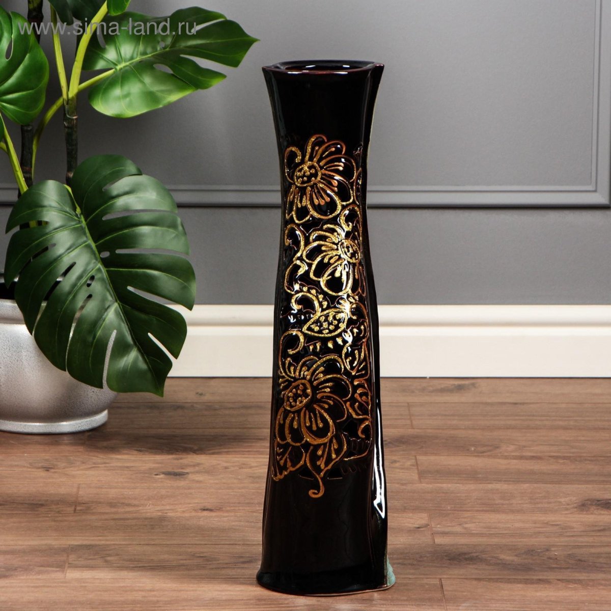 Красивая напольная ваза