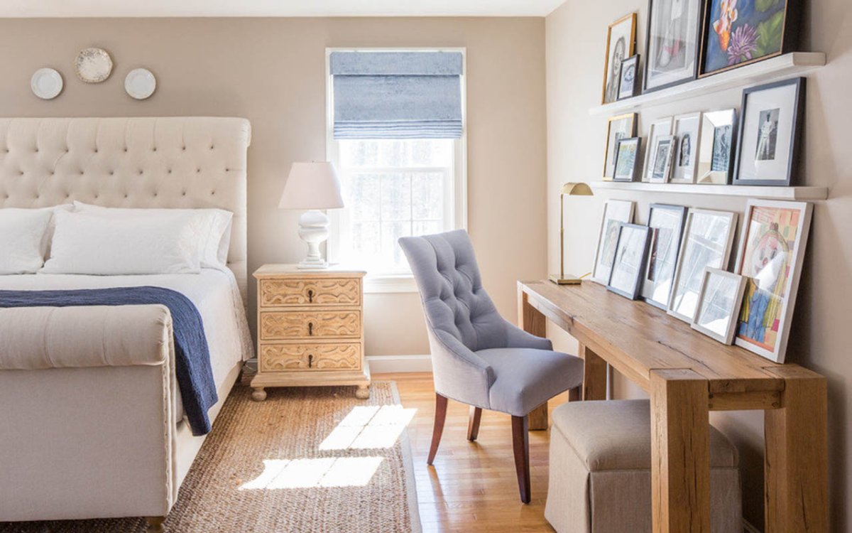 Рабочий стол в спальне