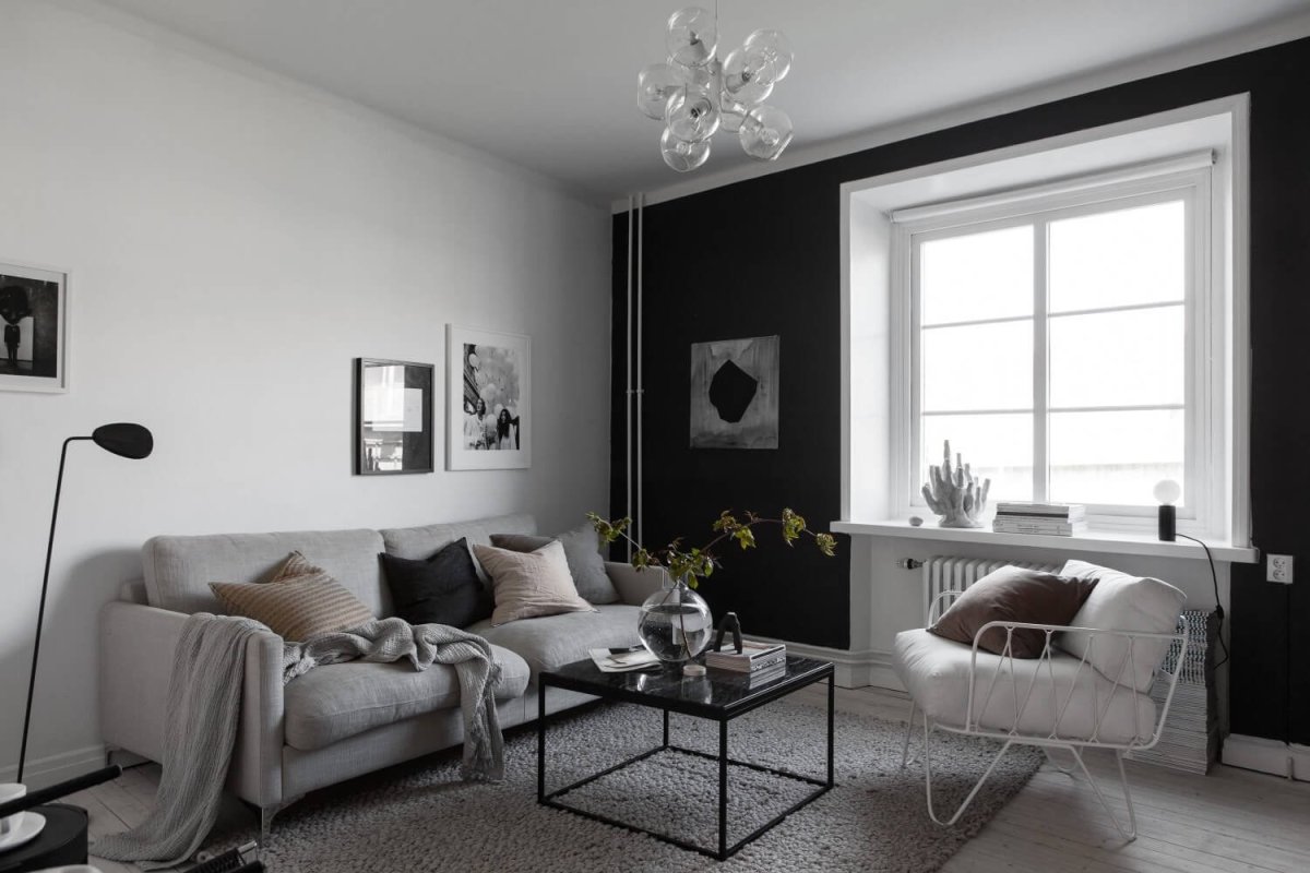 Гостиннаяс серыми стенами