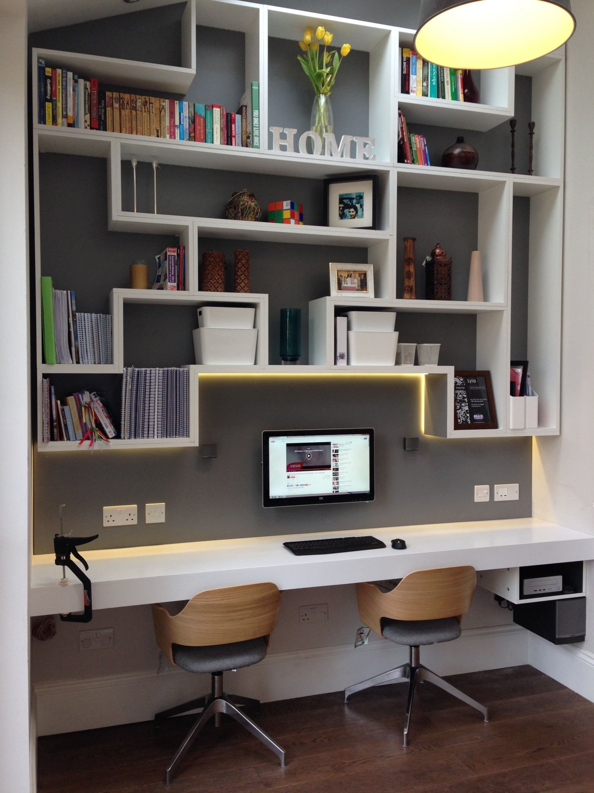 Полки над компьютерным столом