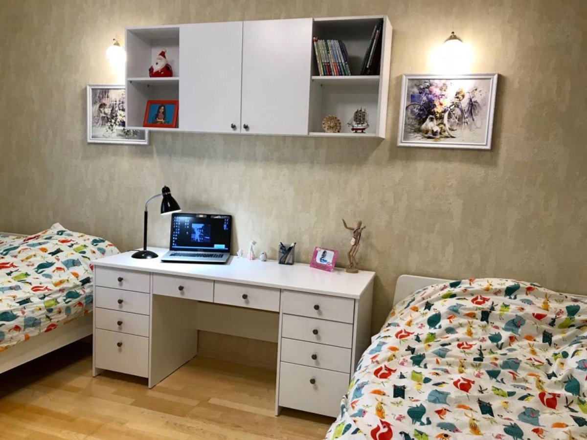 Полочки над письменным столом