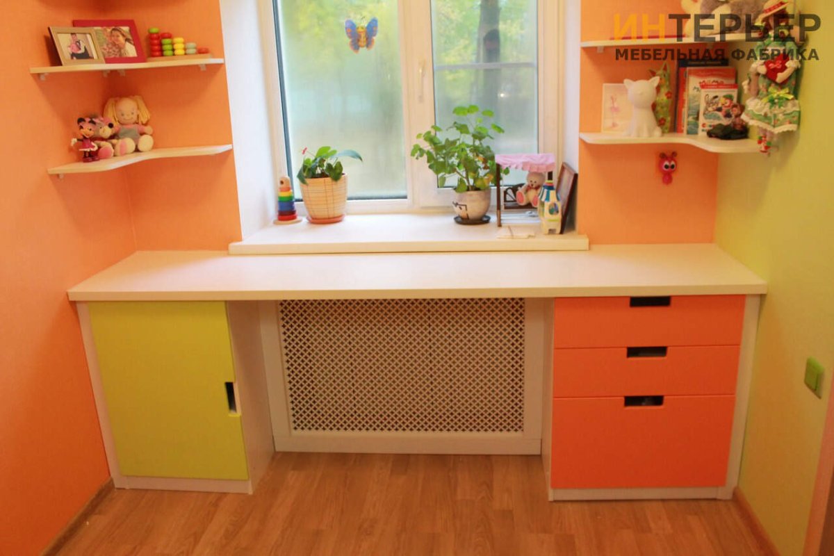 Письменный стол для школьника у окна