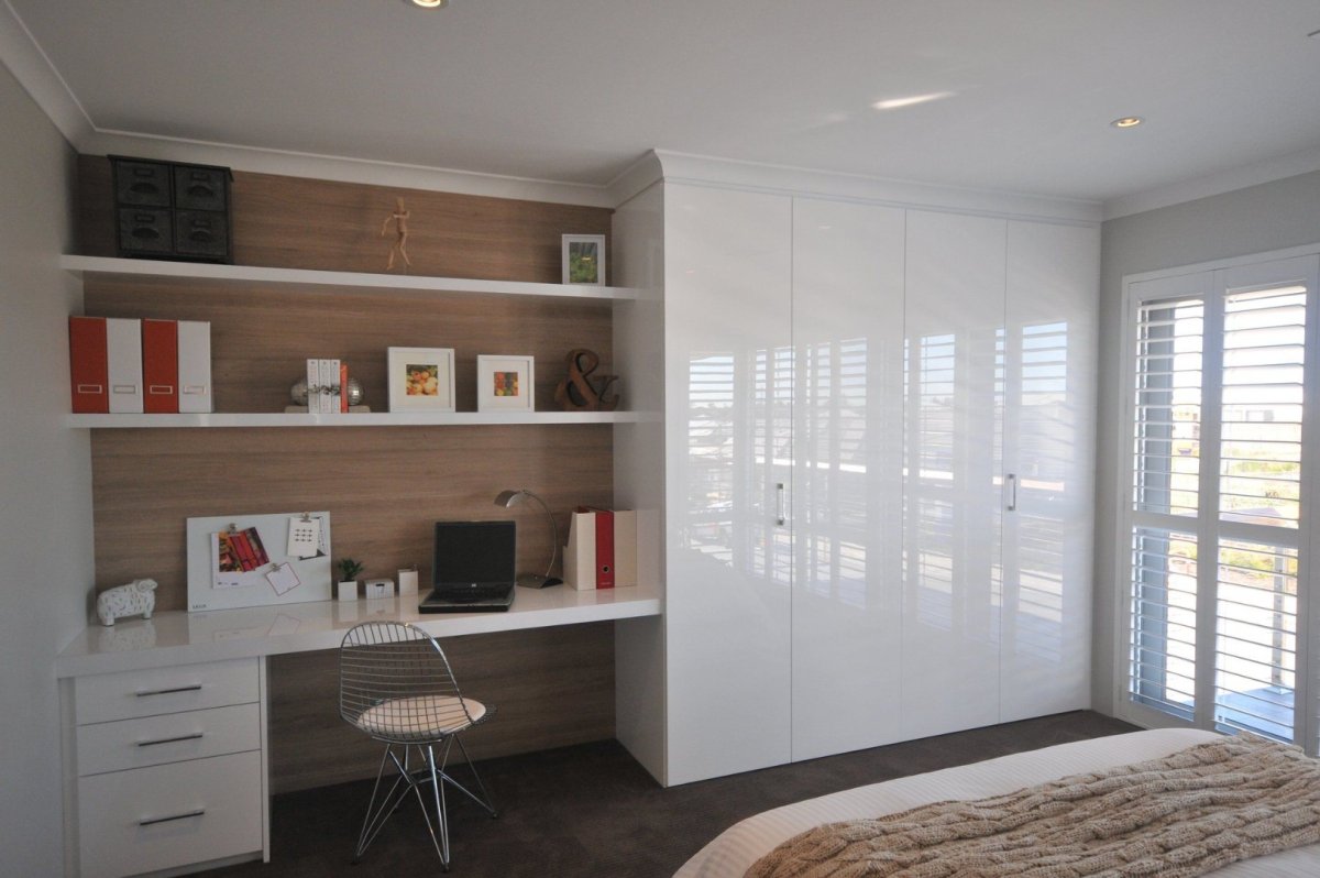 Встроенный шкаф с рабочим местом