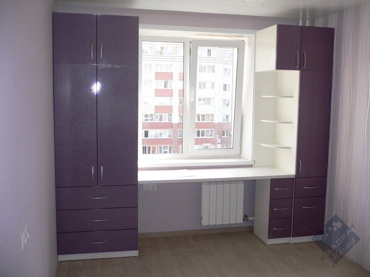 Шкафы вдоль окна