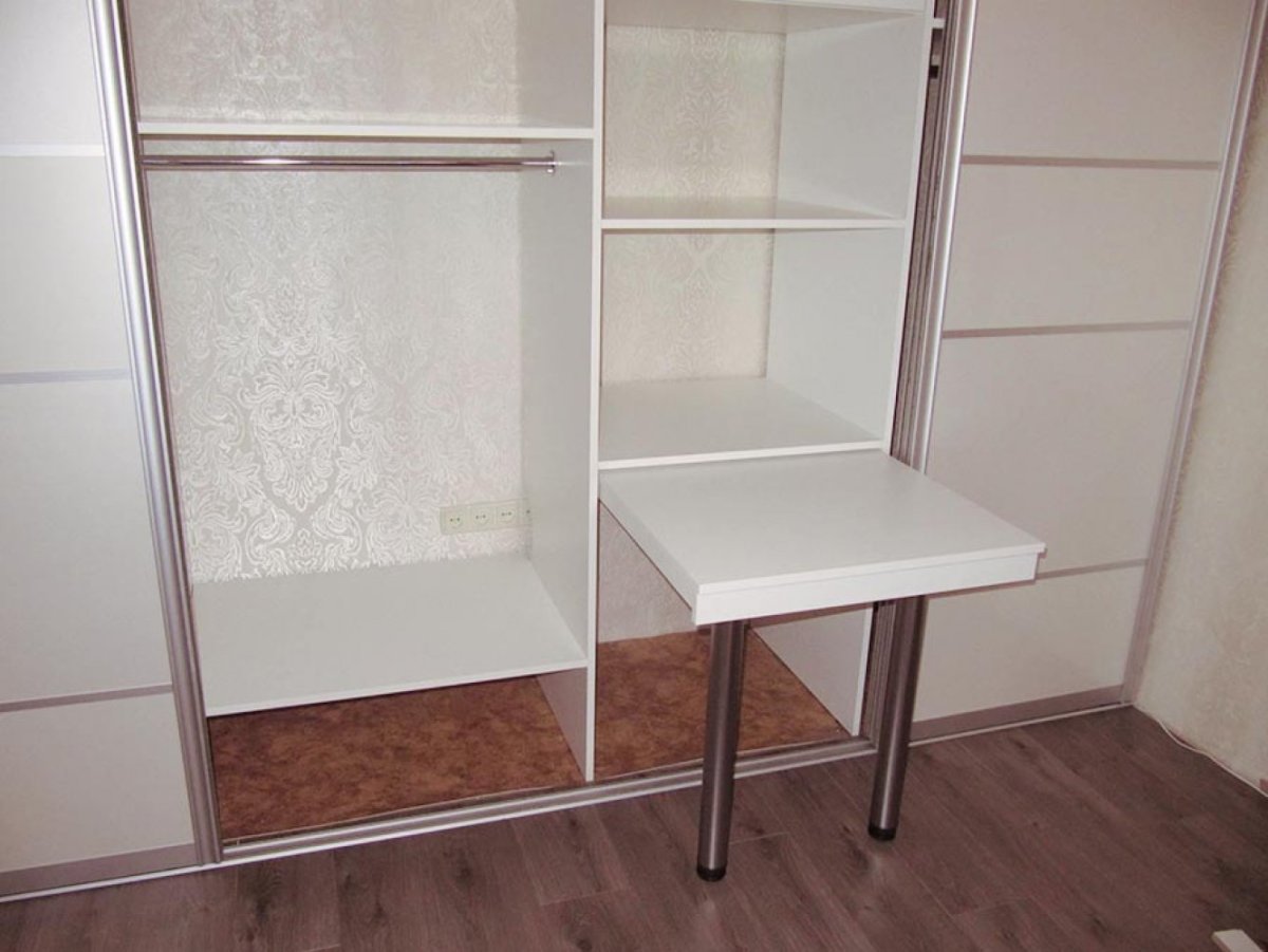 Шкаф-купе с выдвижным столом