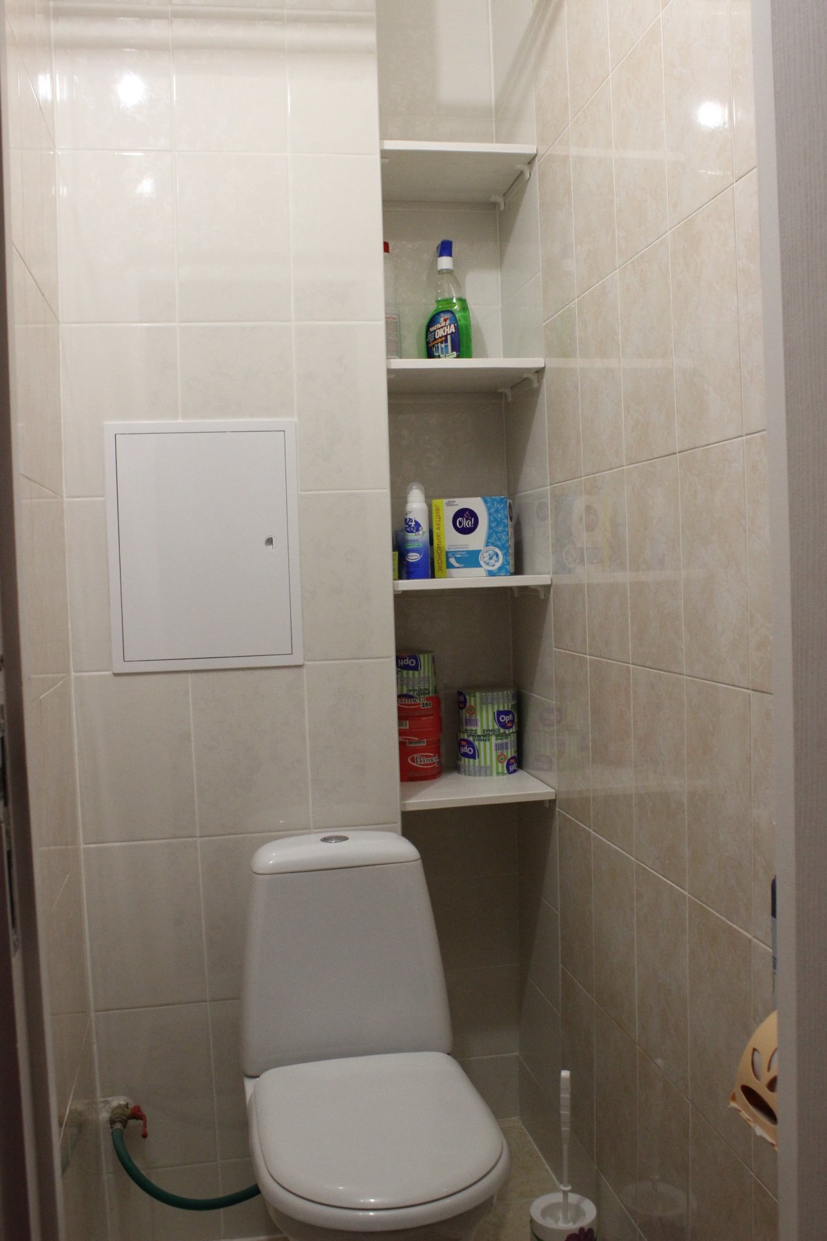 Шкаф в туалете с полочкой