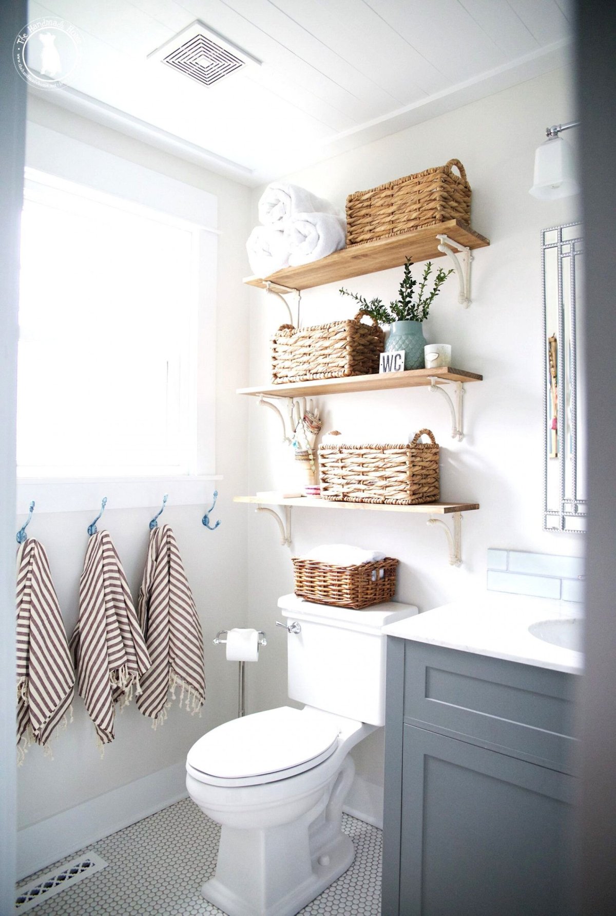 Полки в туалете