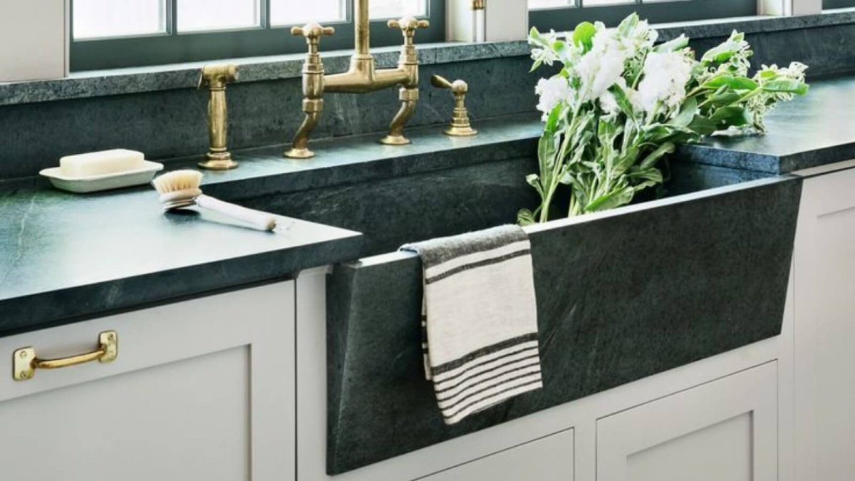 Столешница из змеевика для кухни