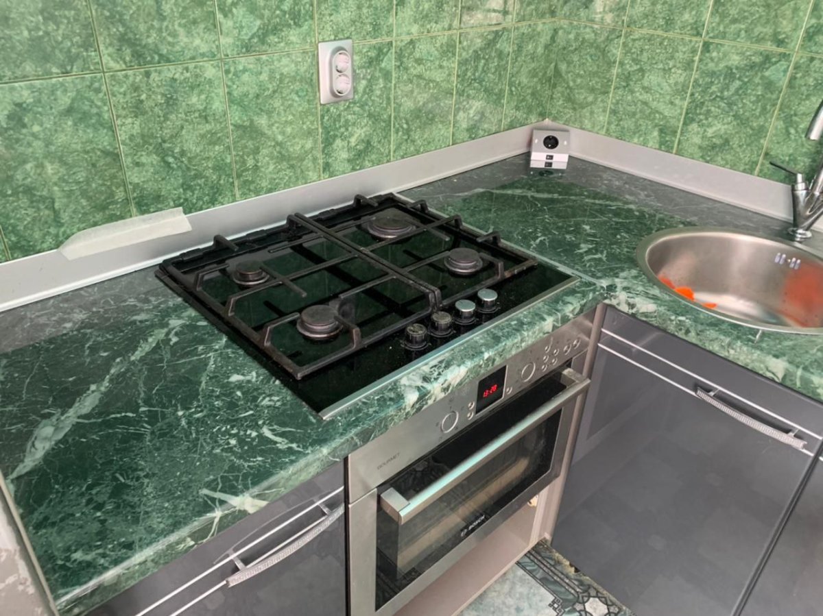 Мрамор зеленый столешница Скиф в интерьере