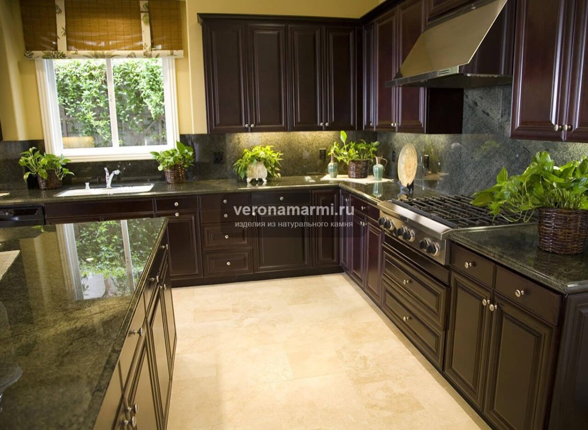 Кухня с коричневой столешницей