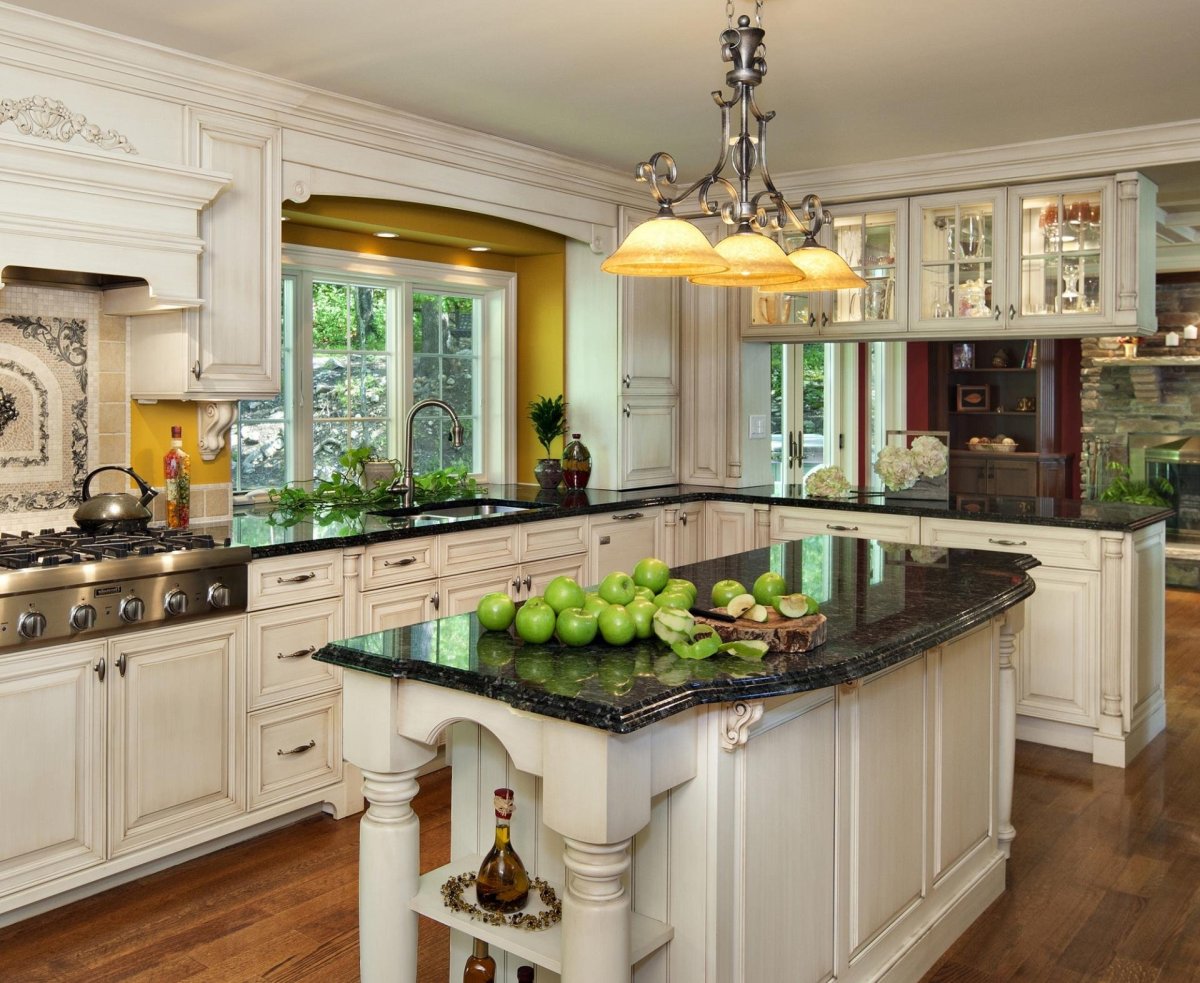 Зеленая кухня со светлой столешницей