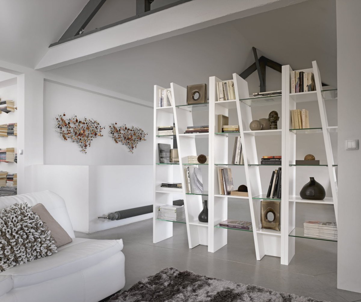 Стеллаж в интерьере комнаты