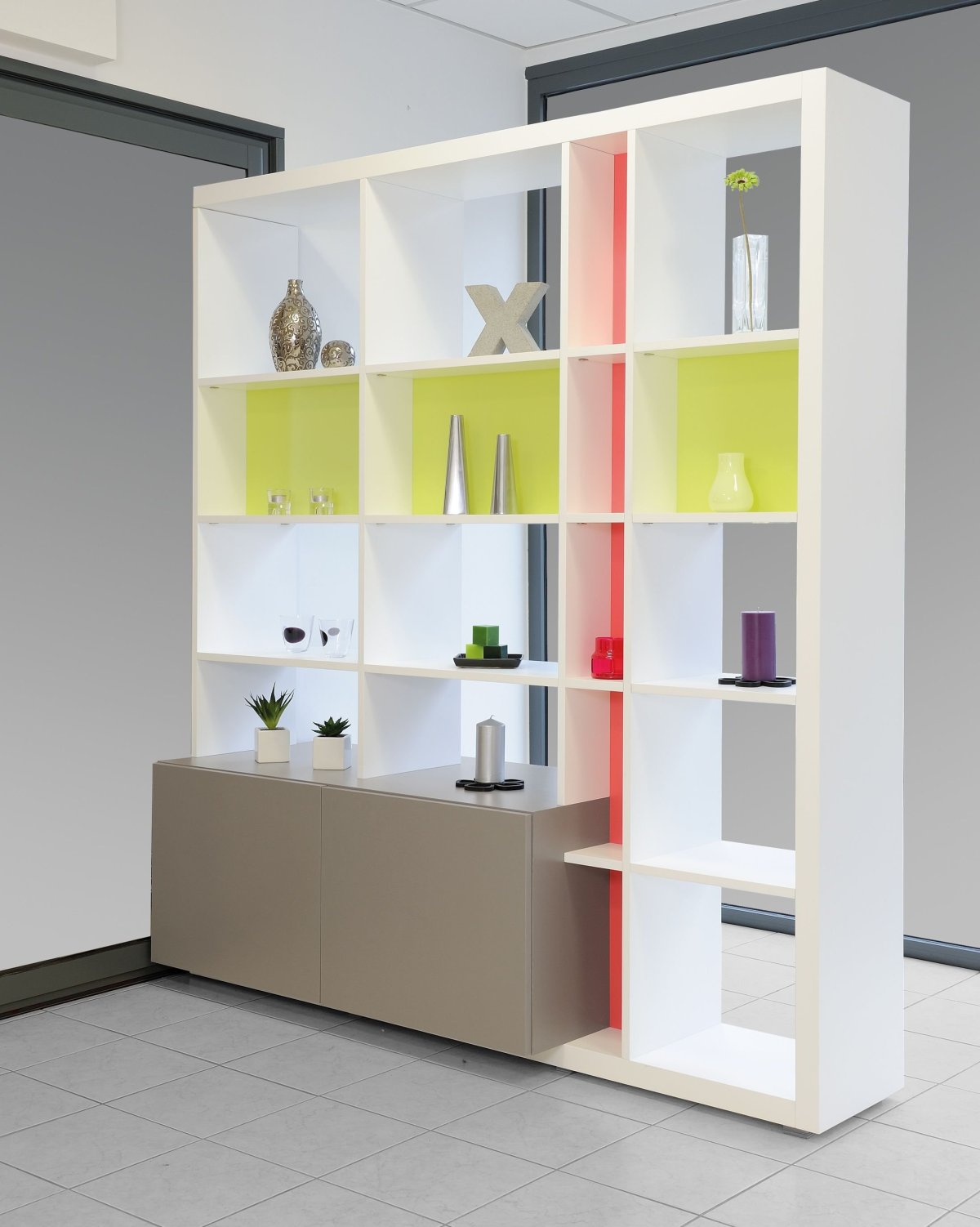 Разграничение пространства стеллажом