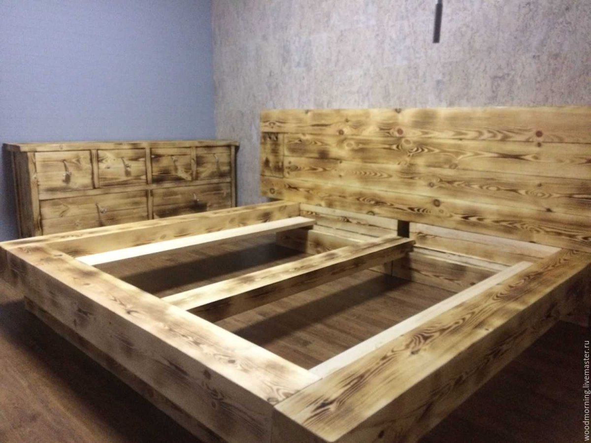 Кровать из дерева