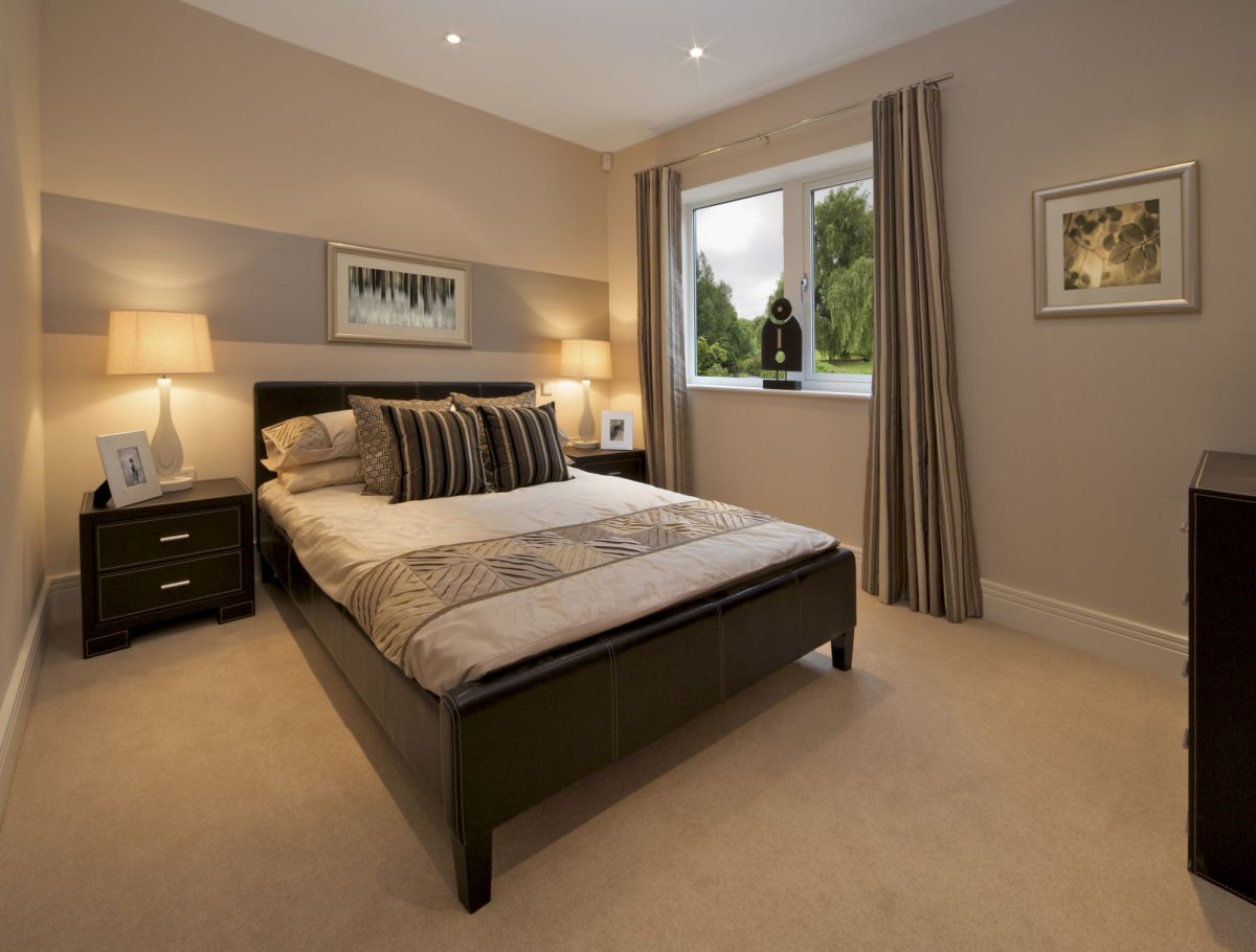 Спальня с коричневой мебелью