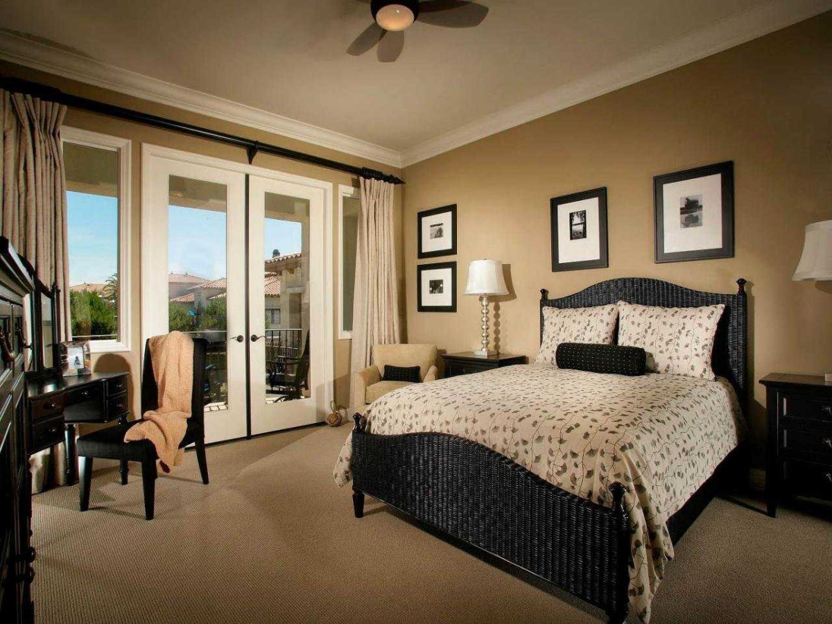 Спальня с темными стенами