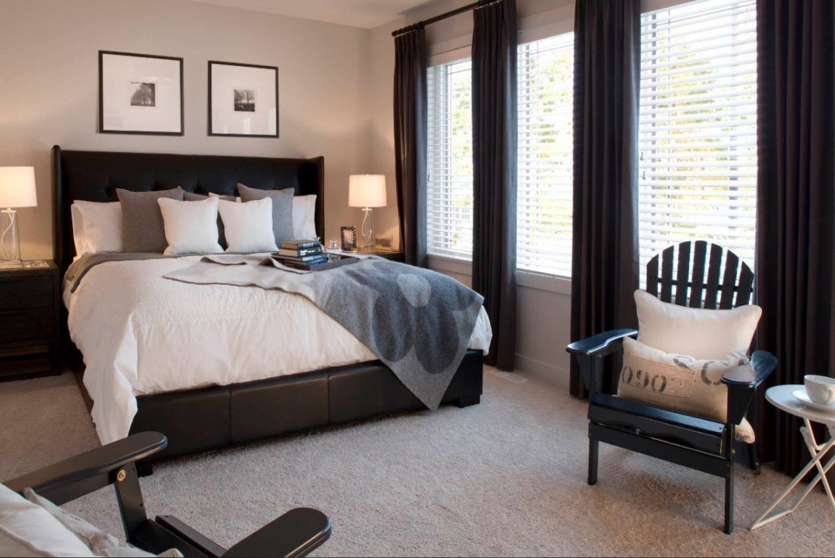 Коричневые стены в спальне