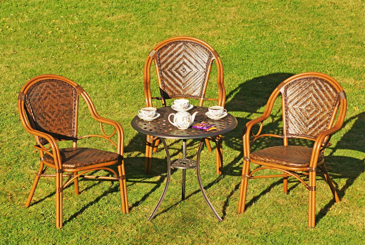 Стол садовый плетеный