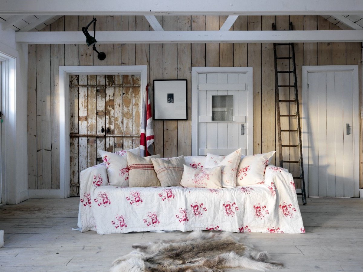 Диван в стиле Кантри