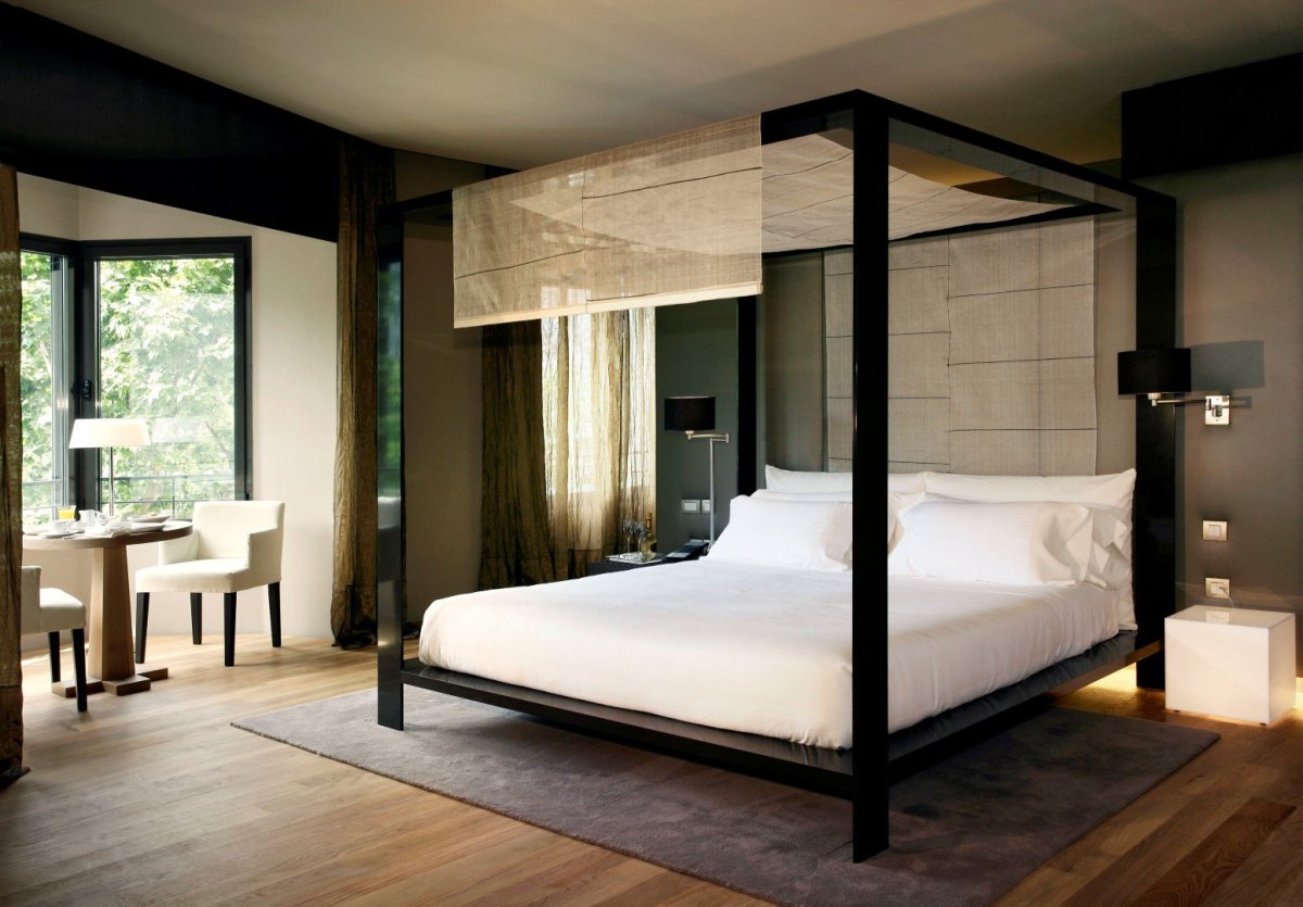 Кровать с балдахином двуспальная