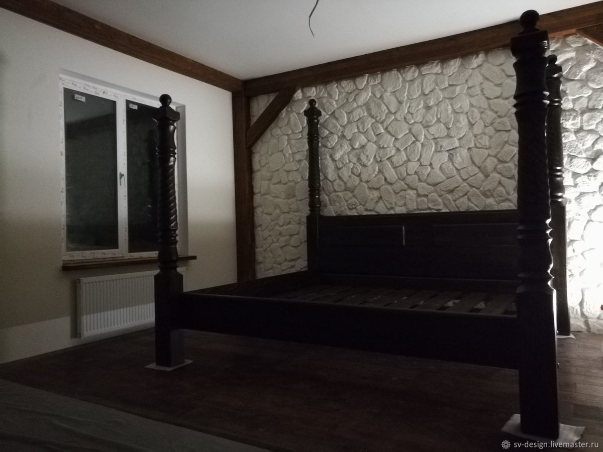 Кровать с деревянными колоннами