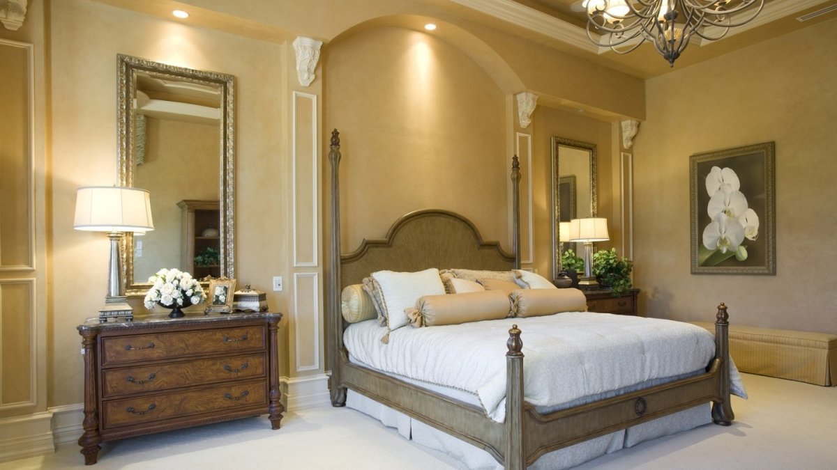 Зеркало на стене в спальне