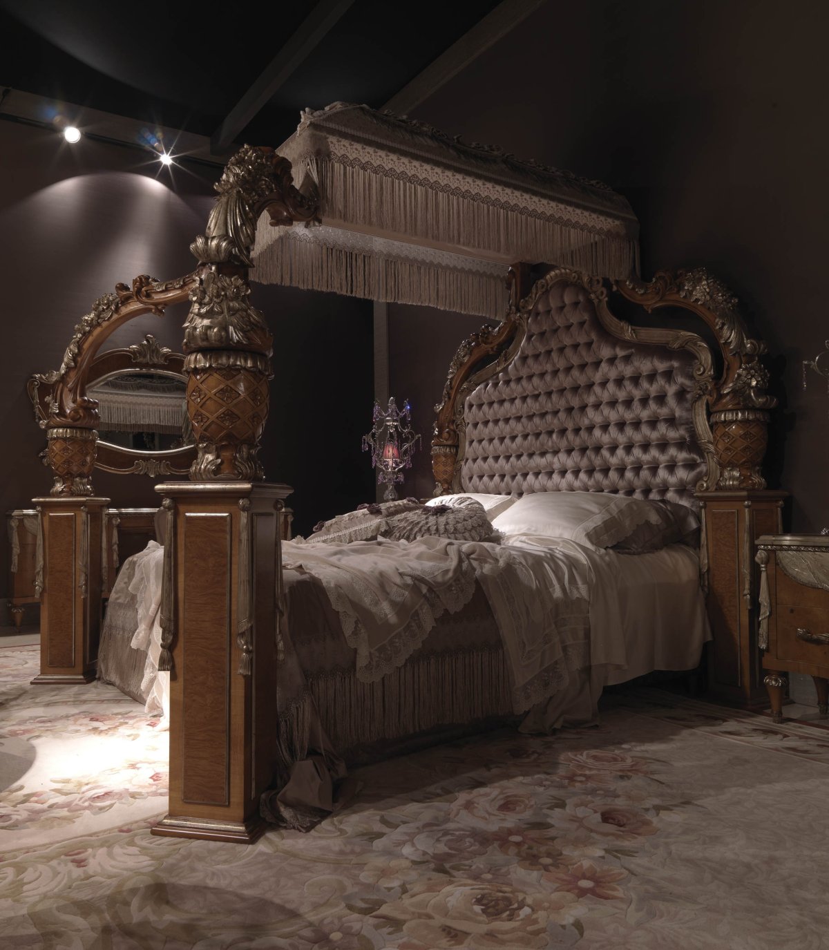 Королевская кровать с балдахином Готика