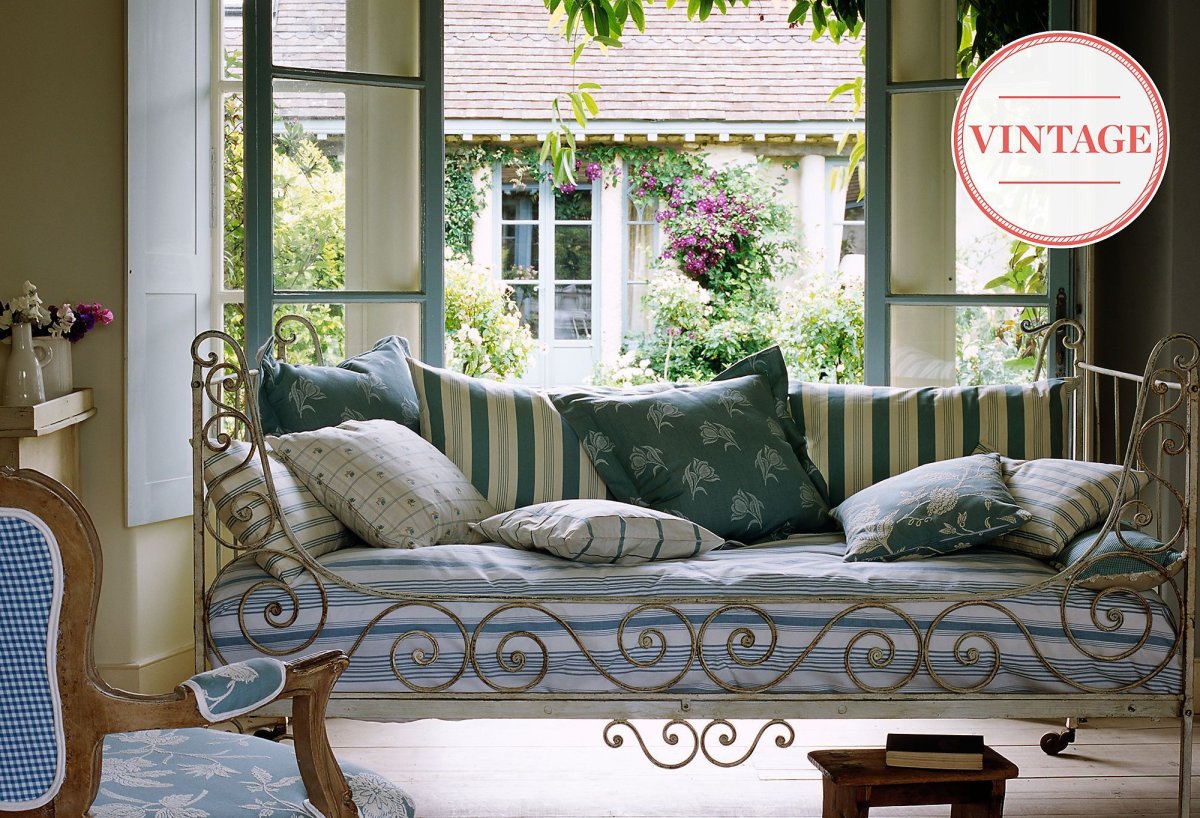 Диван в деревенском стиле