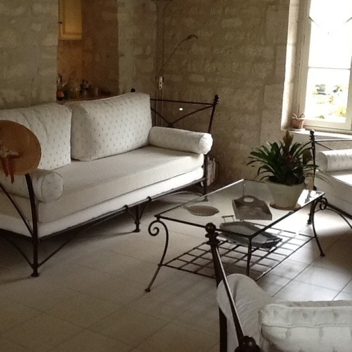 Кованый диван с подушками