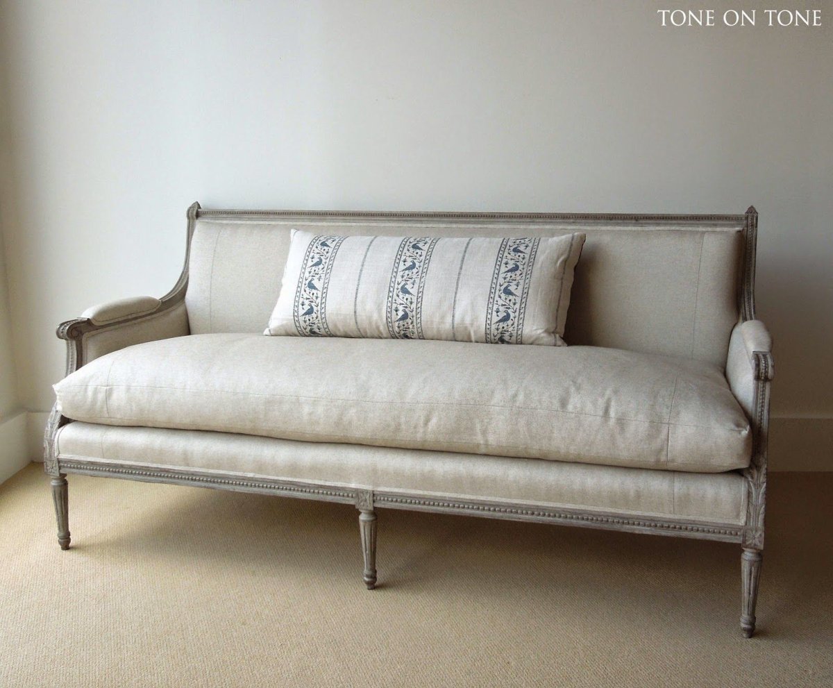 Винтажный зеленый диванчик во французском стиле