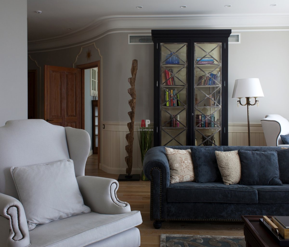 Темный диван в Провансе