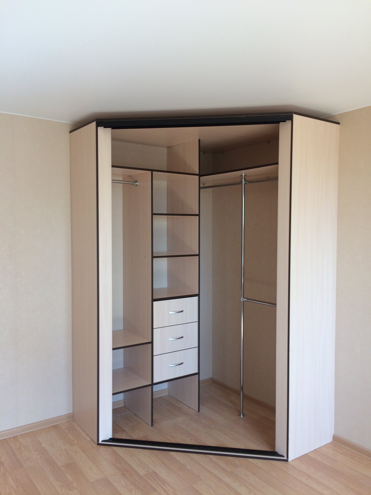 Встроенный угловой шкаф купе