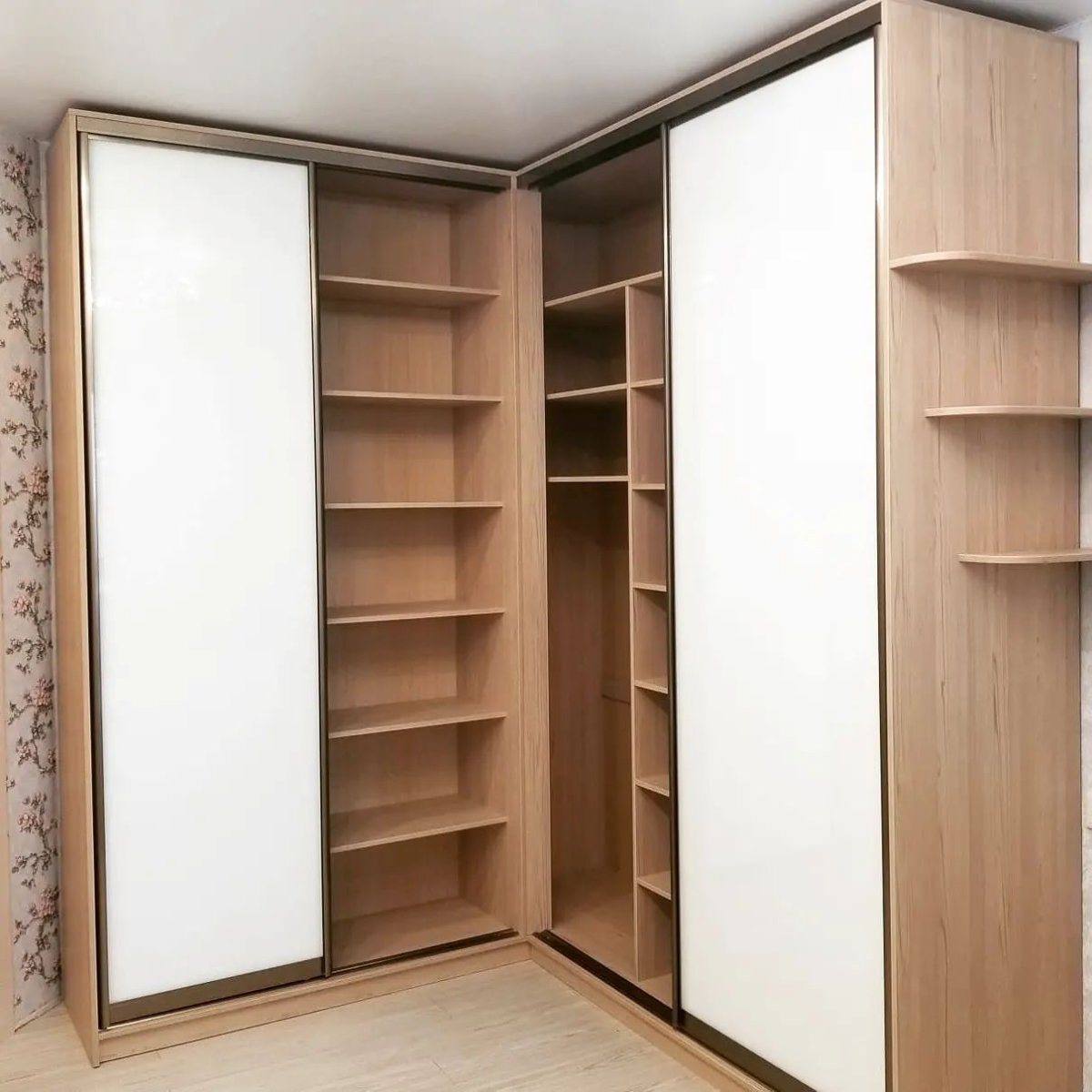 Встроенный угловой шкаф купе