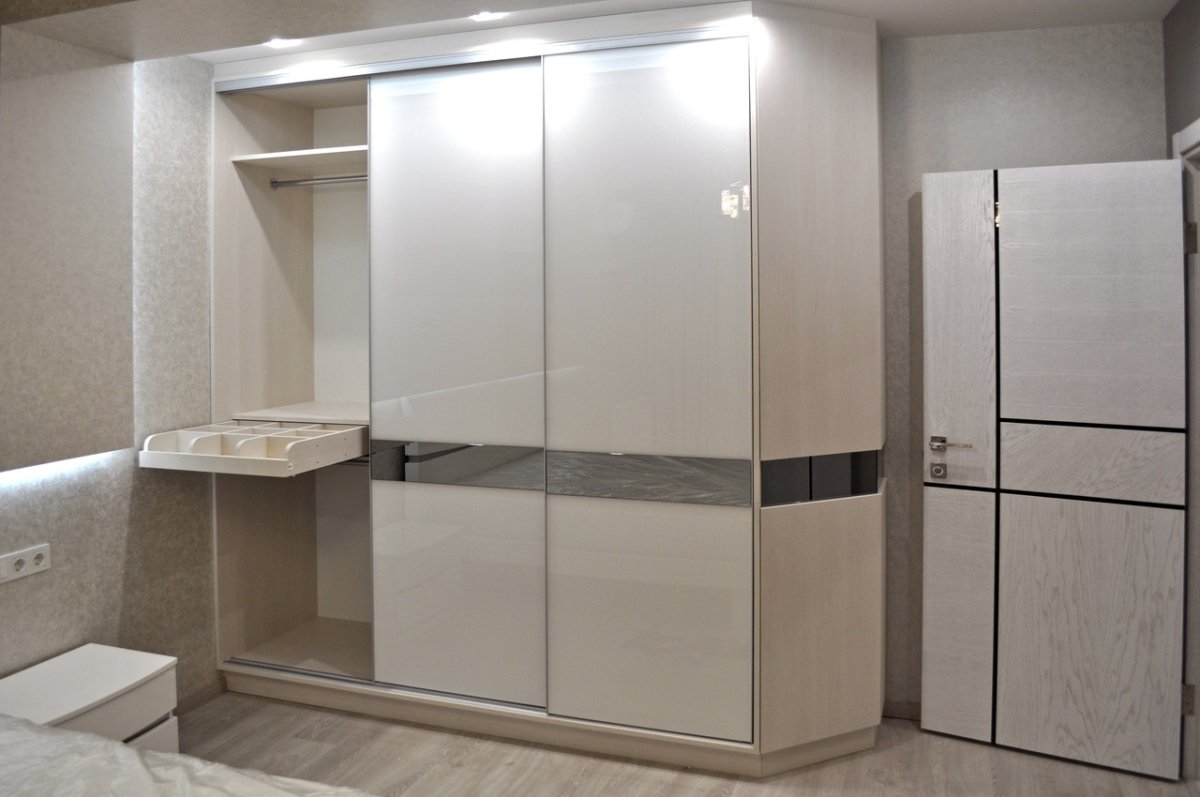 Встроенный угловой шкаф купе