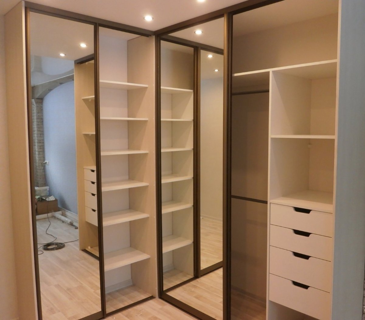 Угловые встроенные гардеробные в прихожую