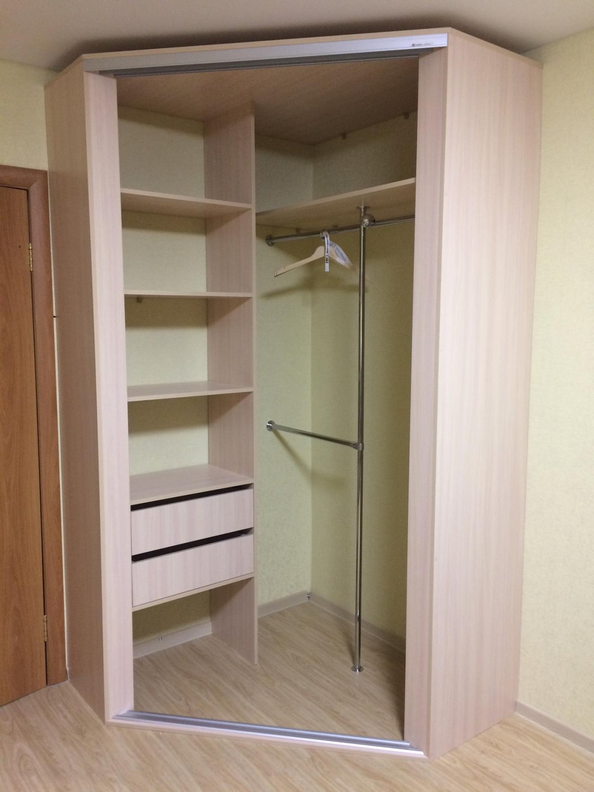 Встроенный шкаф в углу