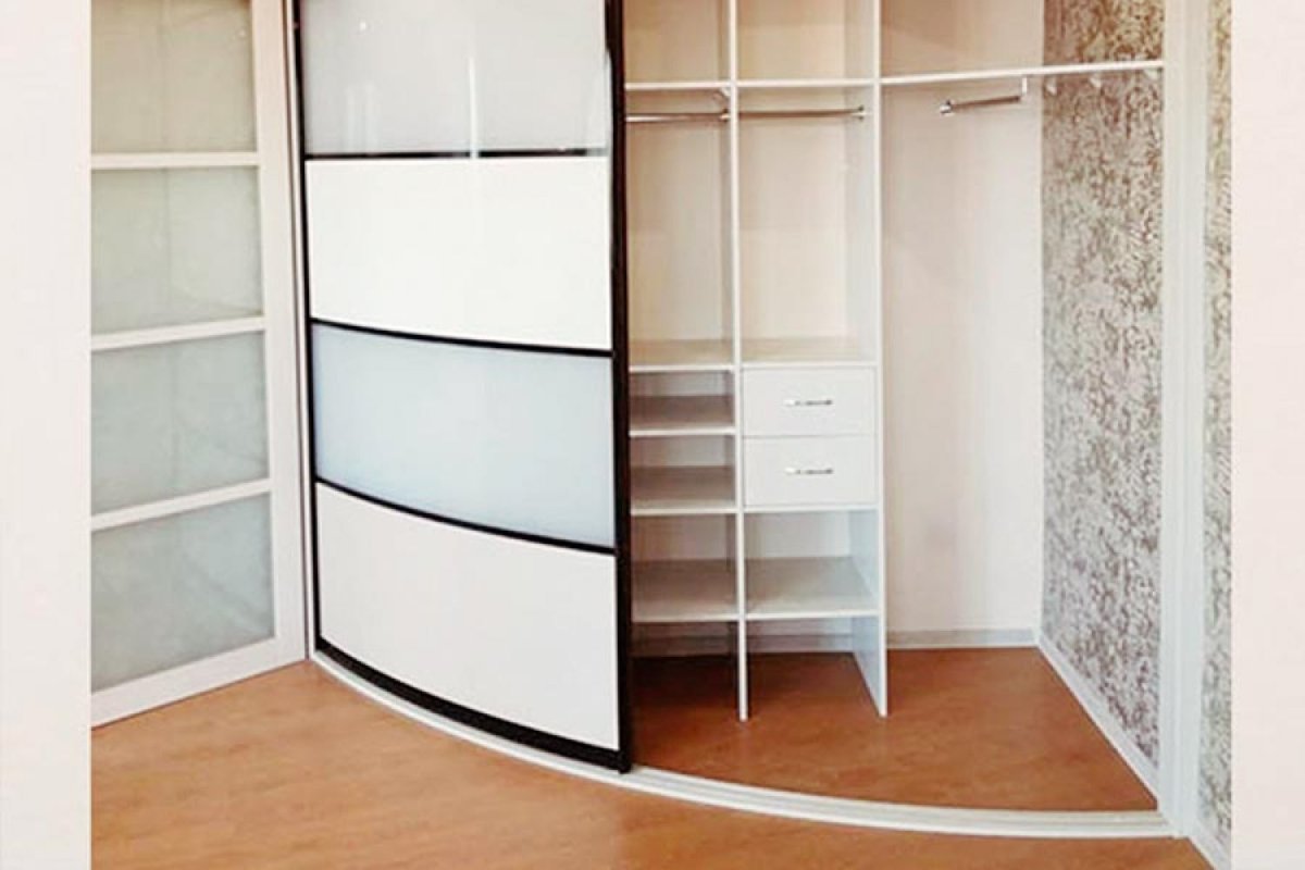 Встроенный угловой шкаф купе