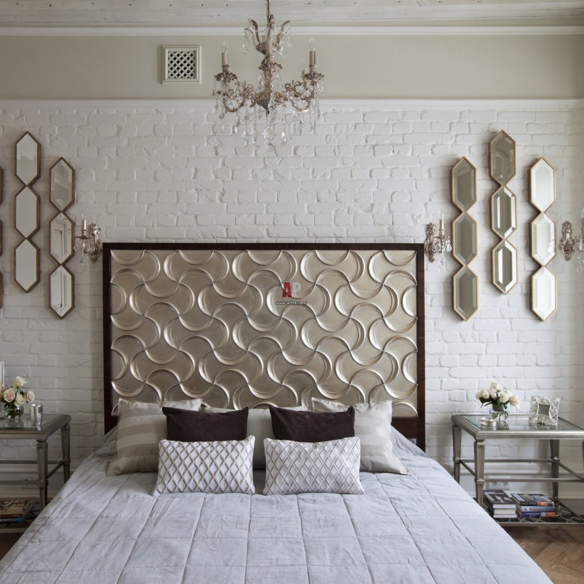 Зеркальное панно в спальне