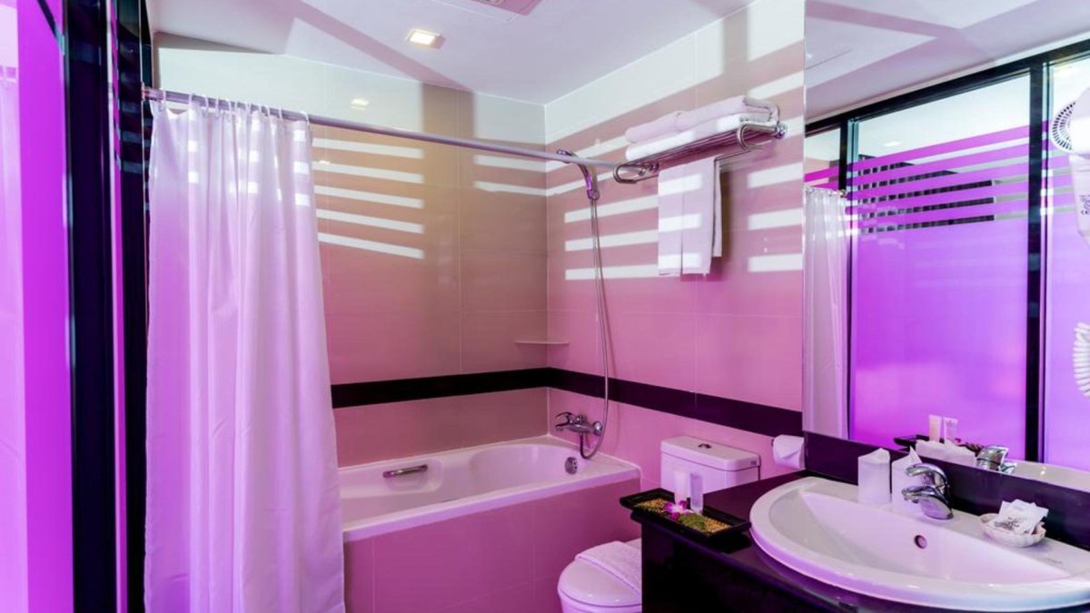 Сиреневая ванная комната