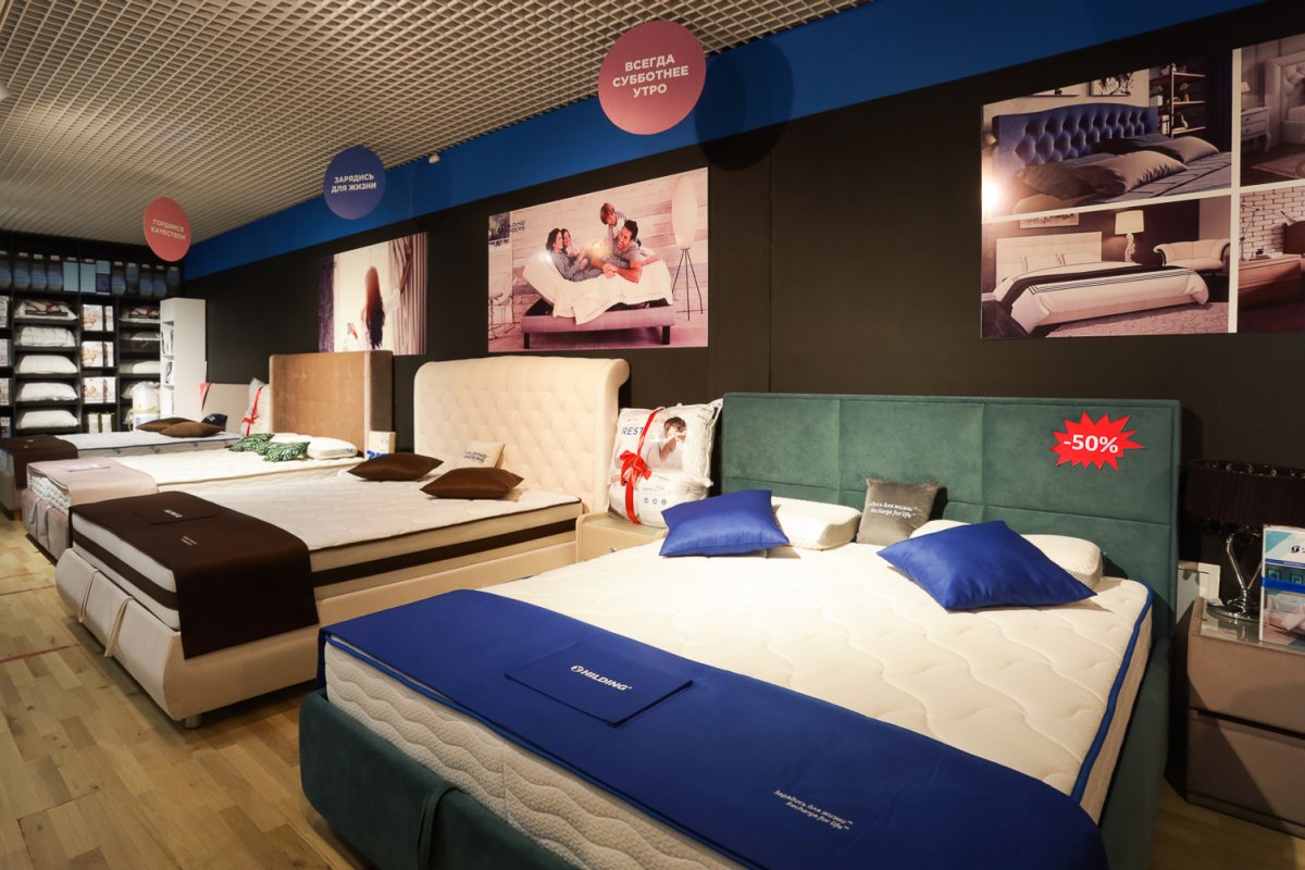 Спит много мебели